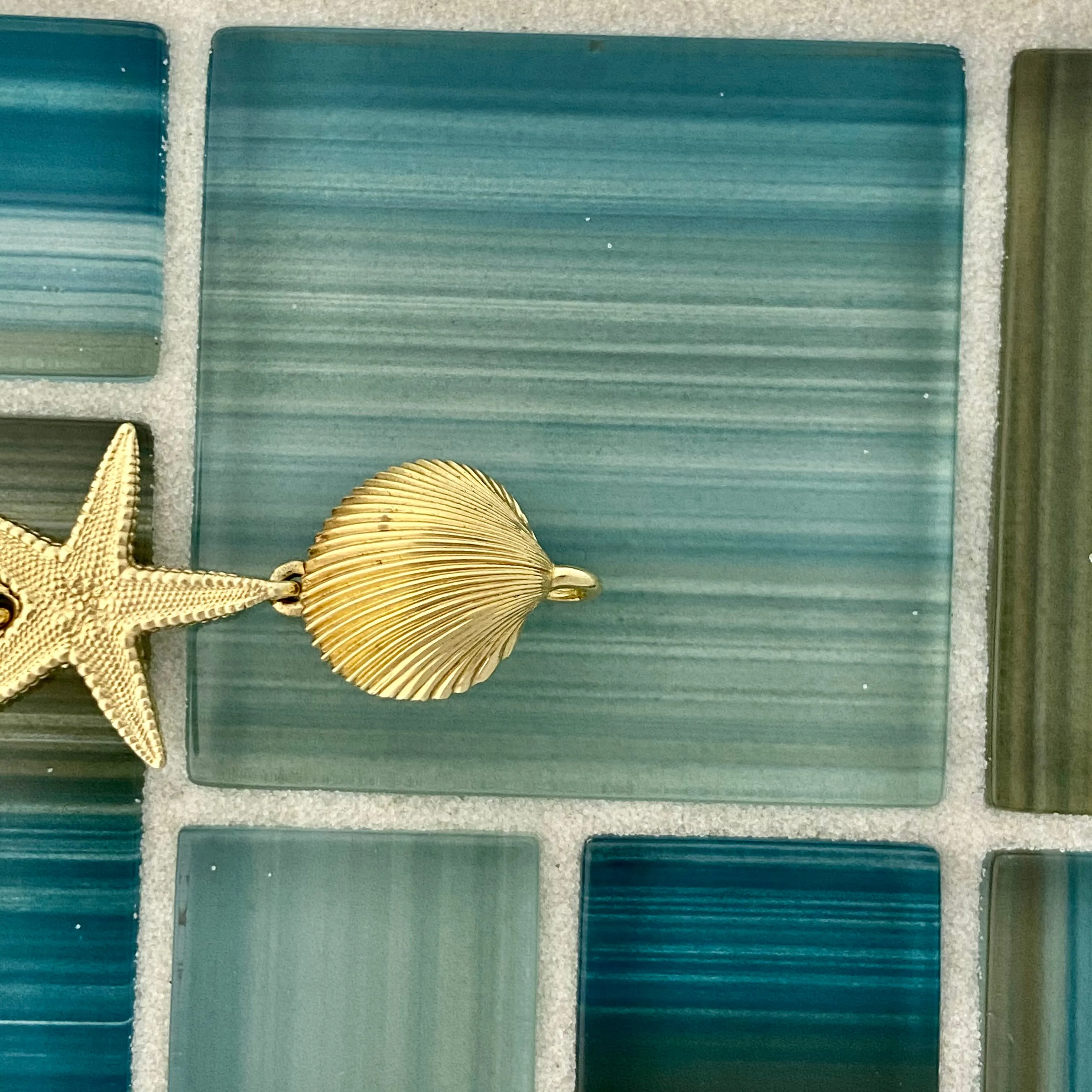 14k Yellow Gold Shell, Scallop, Starfish and Sand Dollar Bracelet 7 1/4”