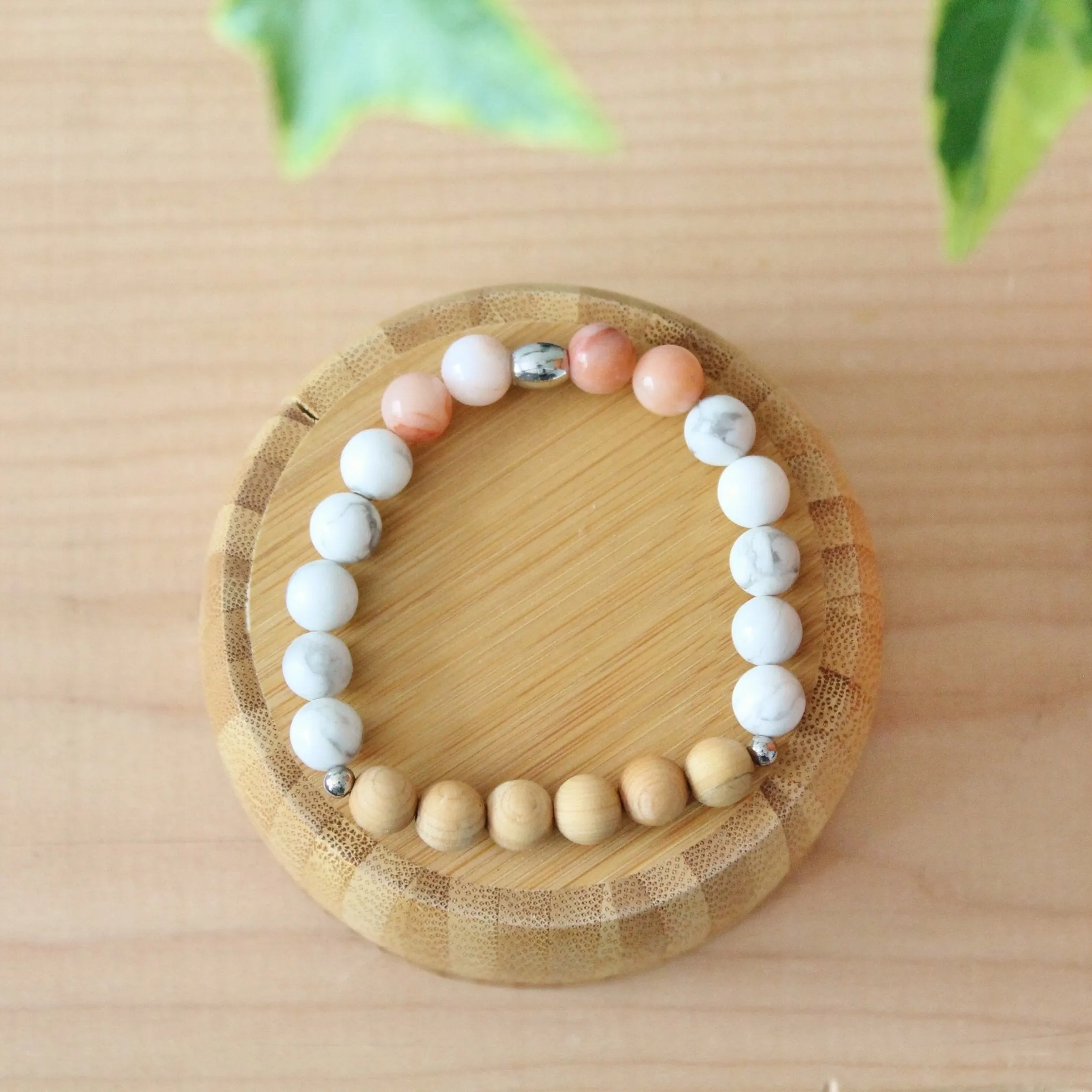 Bracelet diffuseur d'huiles essentielles pour femmes en pierres naturelles 8mm d'howlite et aventurine, billes de cèdre et inox