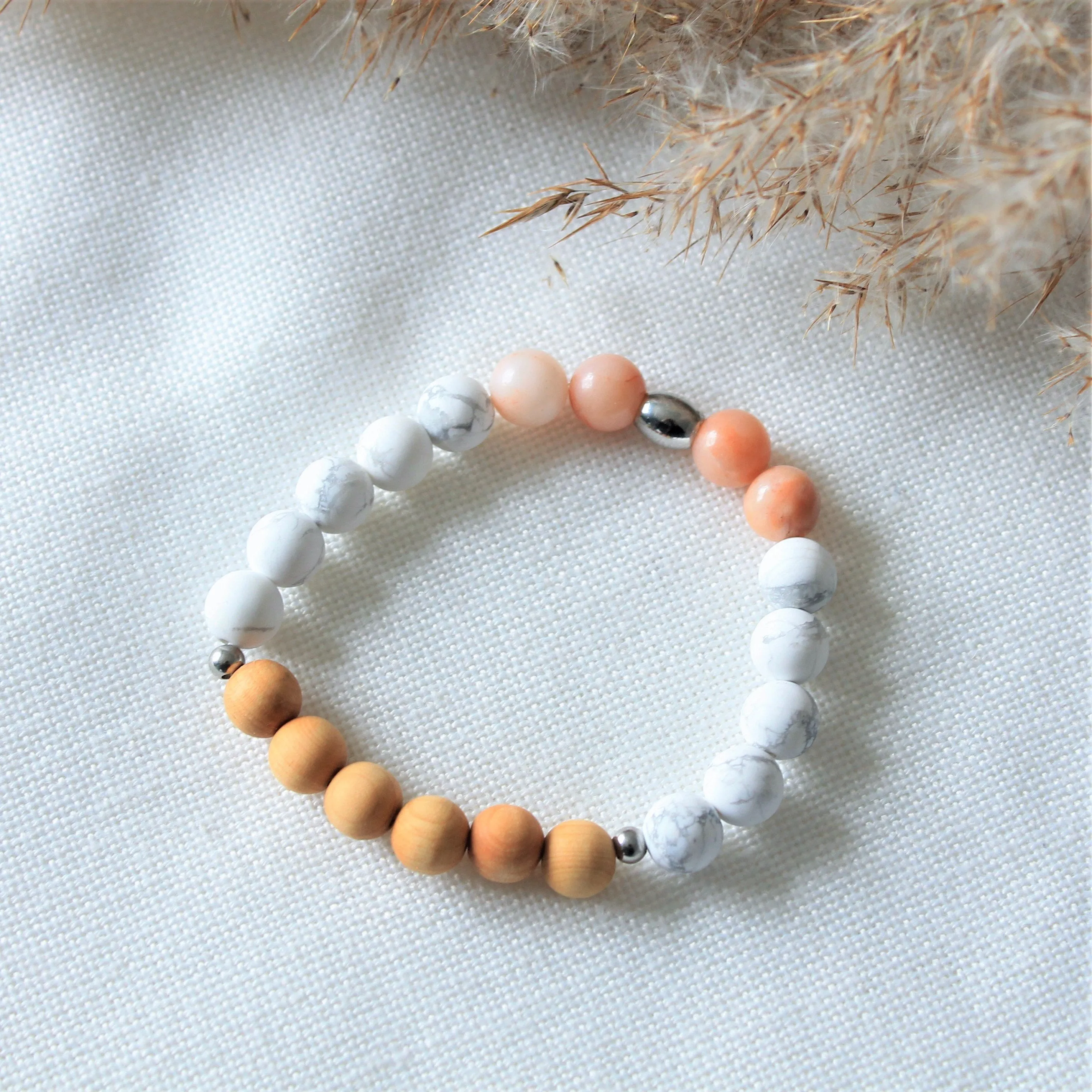 Bracelet diffuseur d'huiles essentielles pour femmes en pierres naturelles 8mm d'howlite et aventurine, billes de cèdre et inox