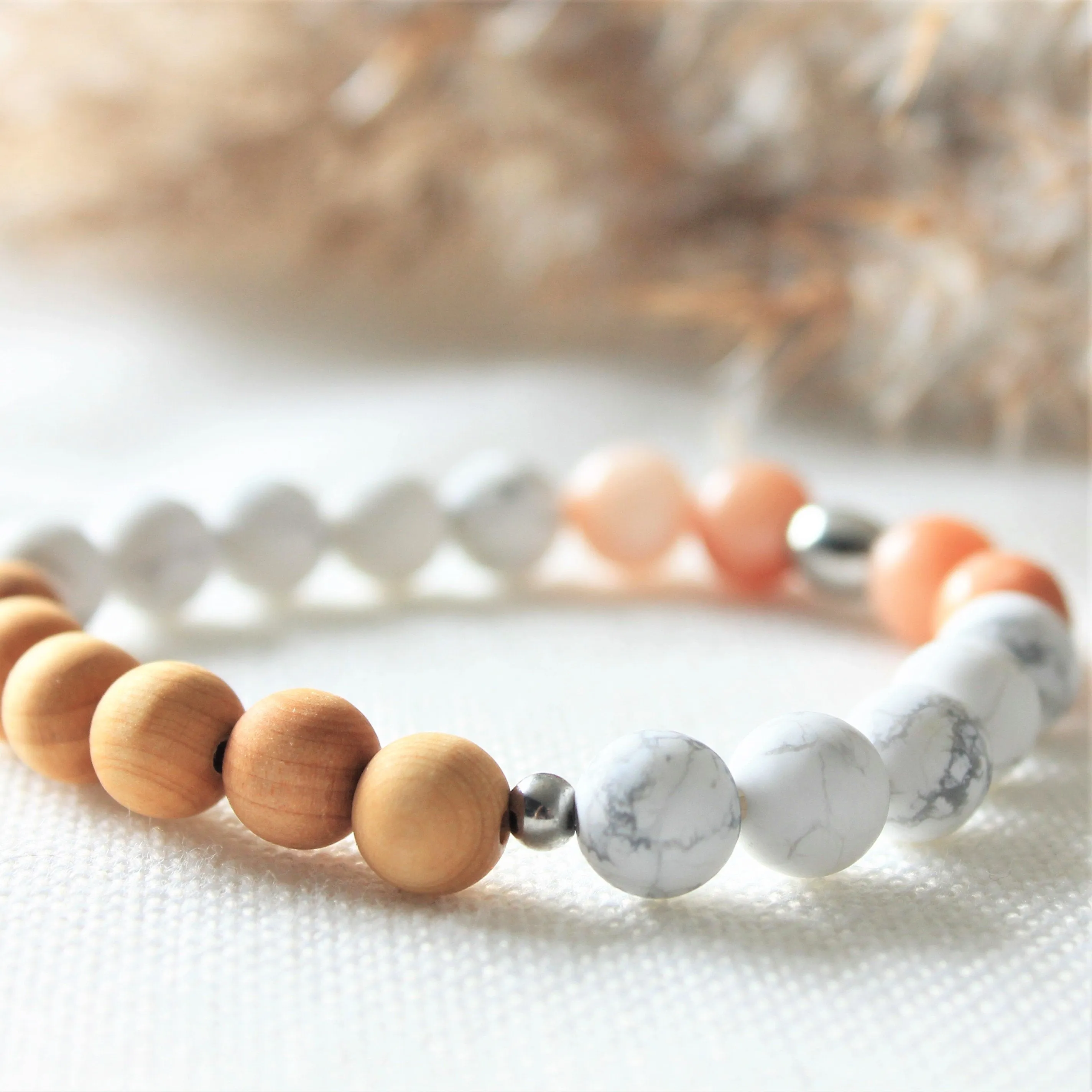 Bracelet diffuseur d'huiles essentielles pour femmes en pierres naturelles 8mm d'howlite et aventurine, billes de cèdre et inox