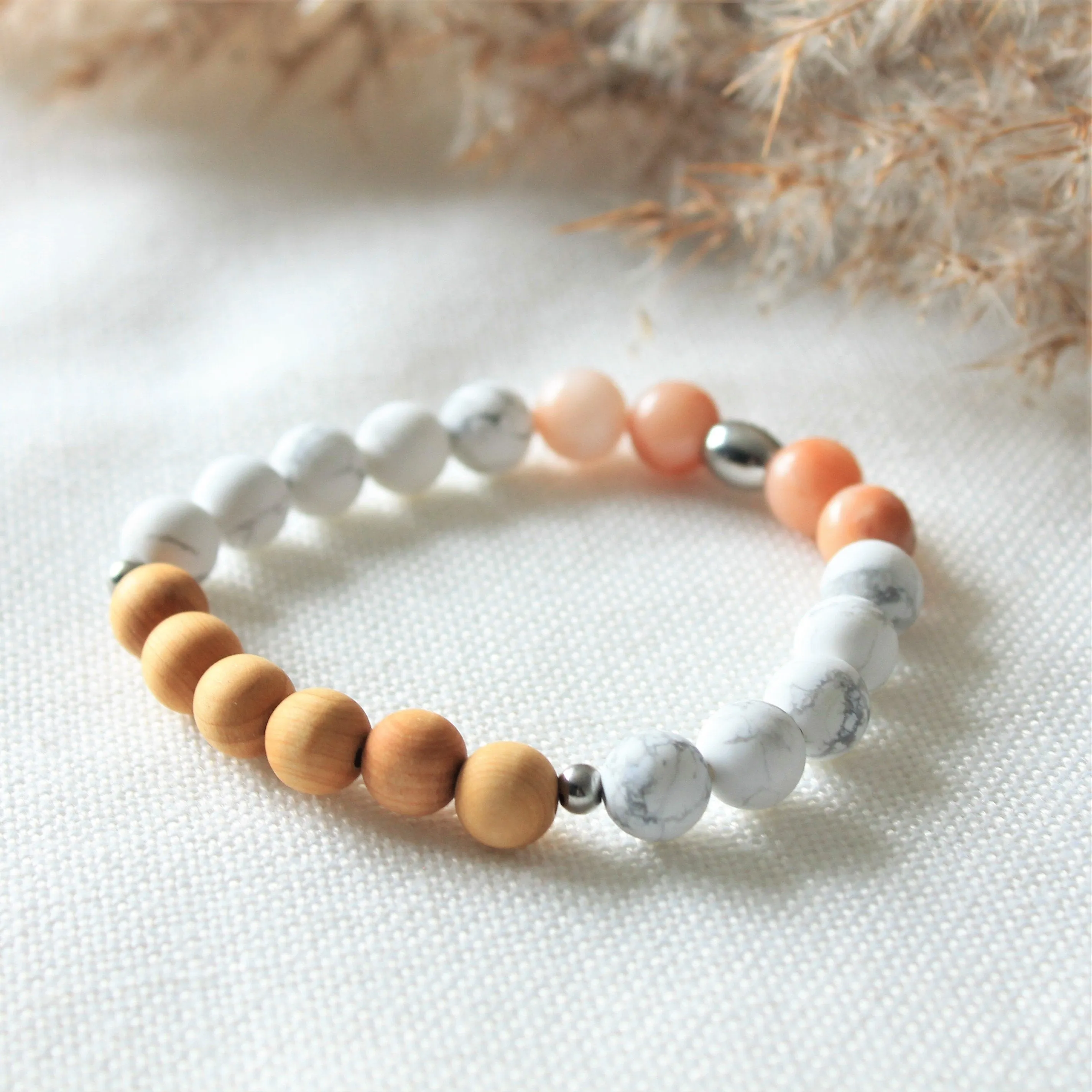 Bracelet diffuseur d'huiles essentielles pour femmes en pierres naturelles 8mm d'howlite et aventurine, billes de cèdre et inox