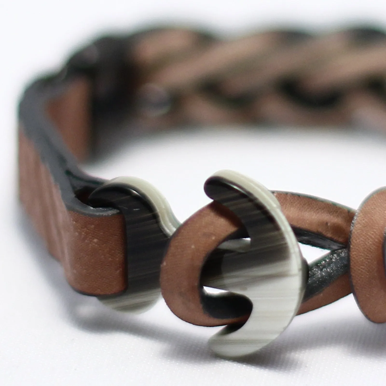 BRACELET SHARK (HORN AND ANTIQUE BRASS)