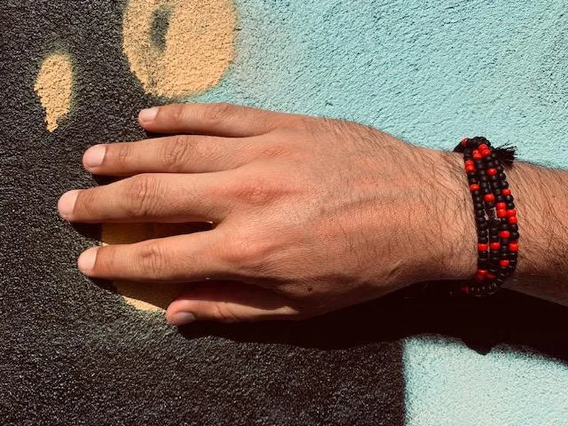 Bracelet wrap motif croix noir et rouge | Sing a Song
