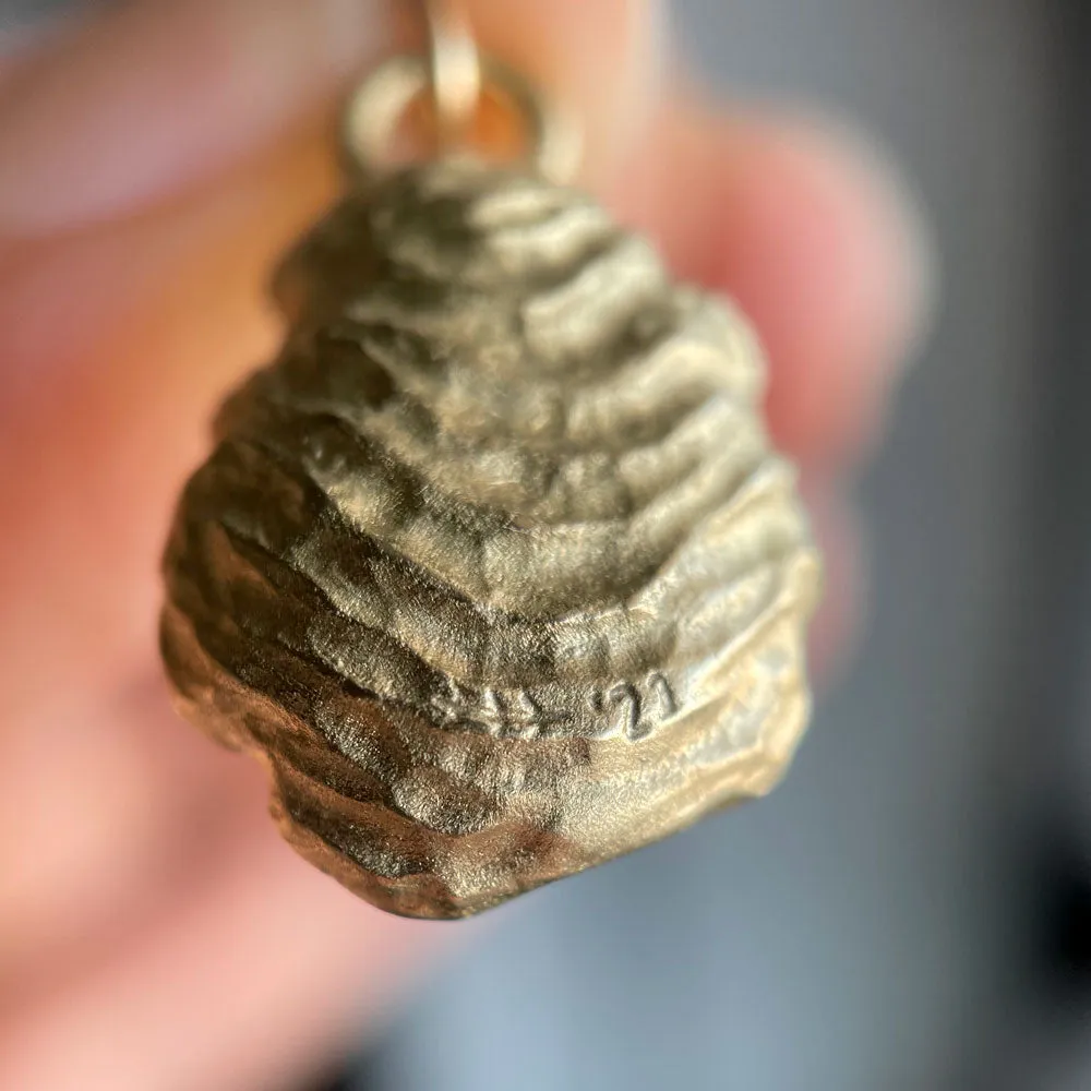 Oyster Charm in Gold