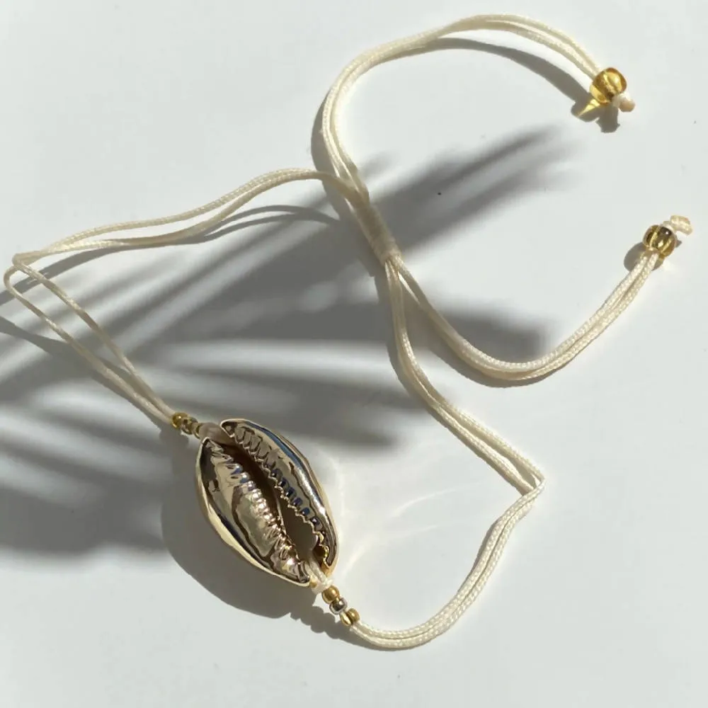 Soledad Cowrie Braclelet