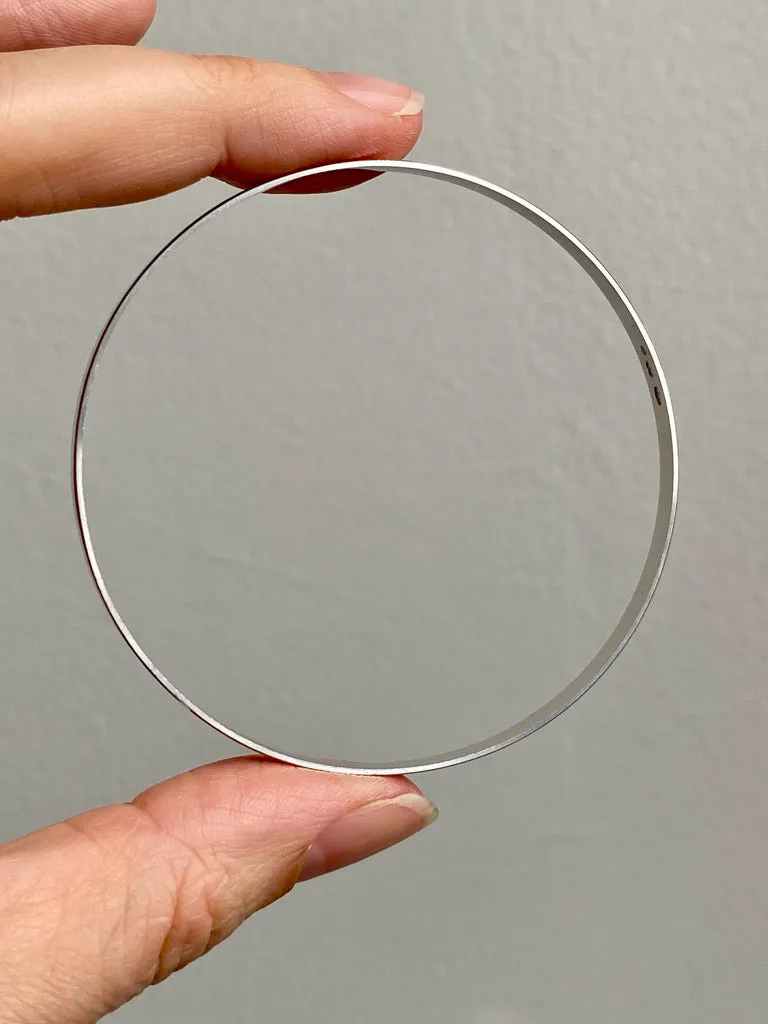 Vintage Italian 18k White Gold Solid Bangle with Scribed Line Pattern - UnoAErre - 8 inch